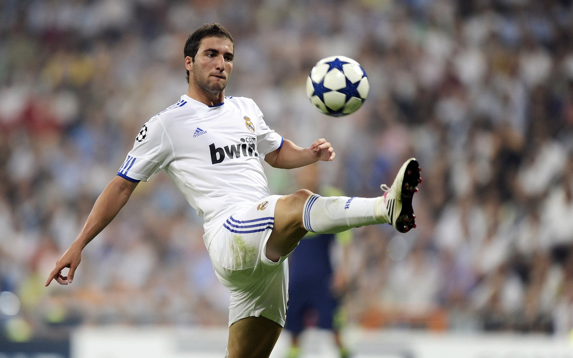 东亚杯中国足球惨败 球迷呼吁加强防守，东亚杯中国3比0韩国媒体评论